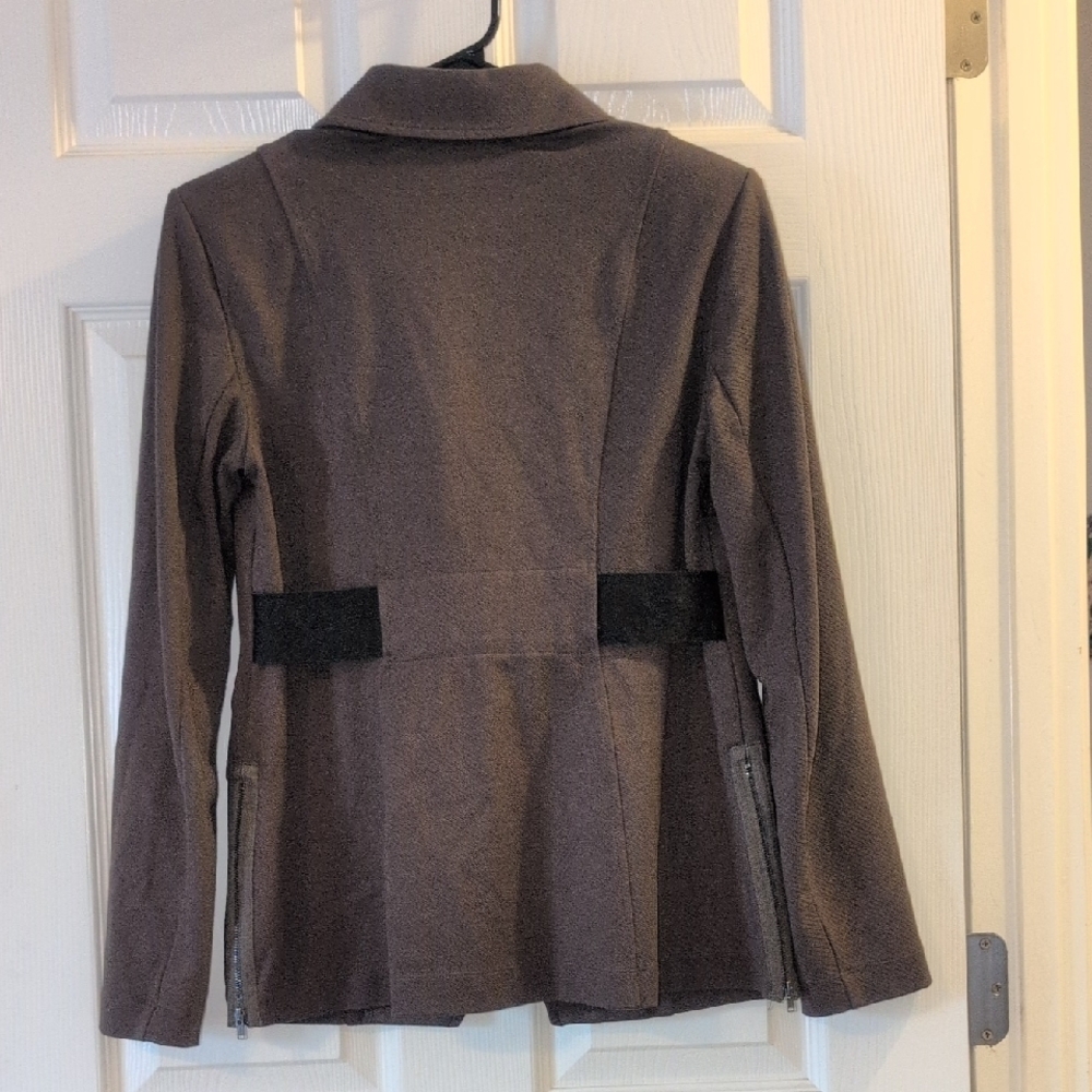 CAbi Green Utility Jacket with Tailored Fit and Zipper Closure - Picture 4 of 6